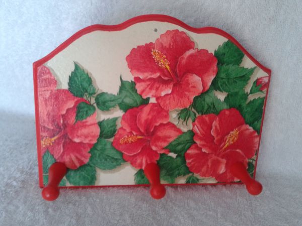 Porta Toalhas 3 Pinos (Vermelho c/ Flores)