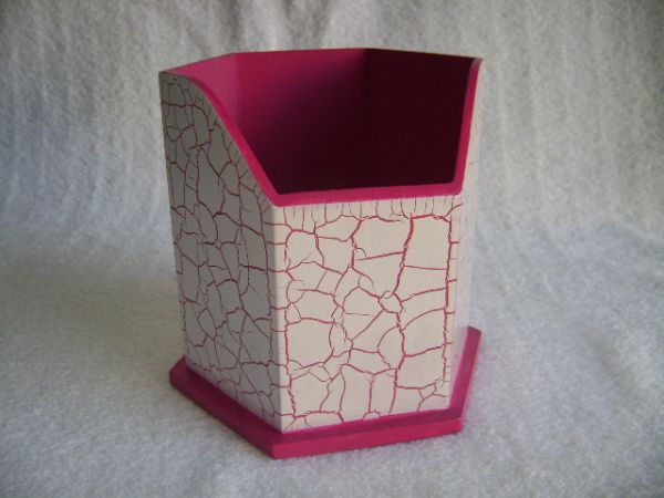 Porta Escovas Sextavado (Craquele Branco fundo Pink)